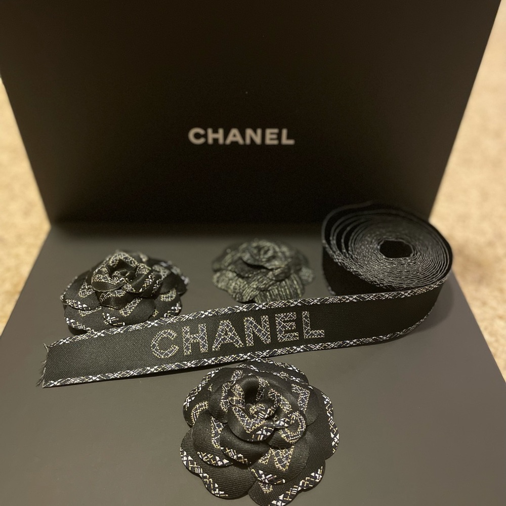 Chanel camellia and ribbon holiday assortment - Picture 3 of 3